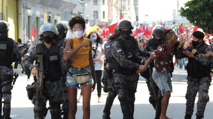 Os manifestantes pararam a cerca de 200 metros do bloqueio, mas os policiais avançaram e lançaram bombas de gás, gerando correria (AgênciaJCMazella)