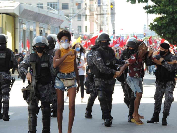 Os manifestantes pararam a cerca de 200 metros do bloqueio, mas os policiais avançaram e lançaram bombas de gás, gerando correria (AgênciaJCMazella)