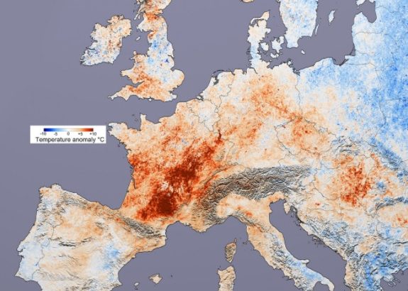 Mapa ilustra a anomalia climática durante a onda de calor que atingiu a França no ano de 2003 (Nasa/Divulgação)