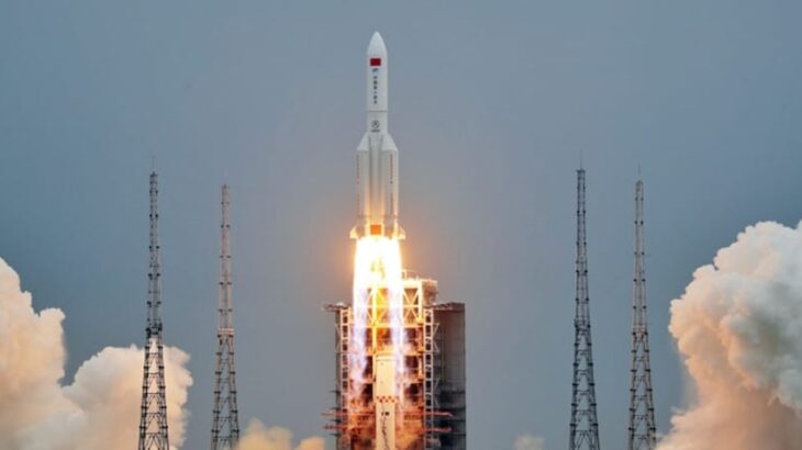 A agência espacial da China ainda não disse se a parte central do enorme foguete Long March 5B está sob controle ou fará uma descida descontrolada (China Daily/REUTERS)