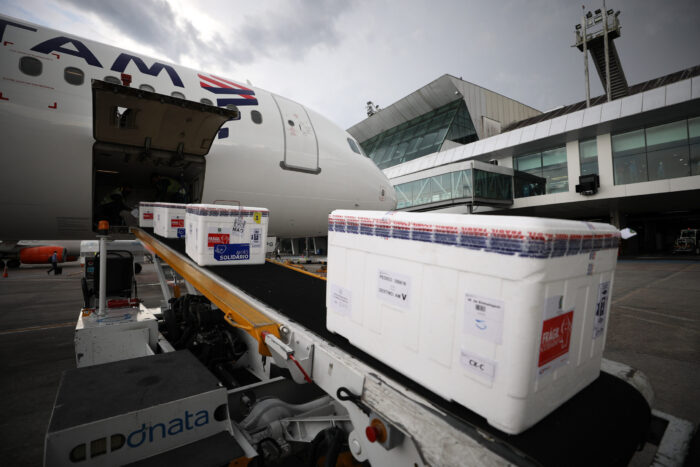 Governo do Amazonas recebe lote com mais de 57 mil doses da vacina AstraZeneca