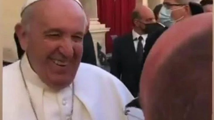 Francisco respondeu a pedido de bênção de padre brasileiro após audiência geral no Vaticano (Reprodução/Twitter)