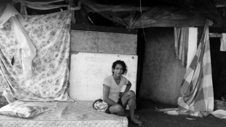 Ágata built her shack on the curb of one of the main avenues of Manaus (Ricardo Oliveira/Revista Cenarium)
