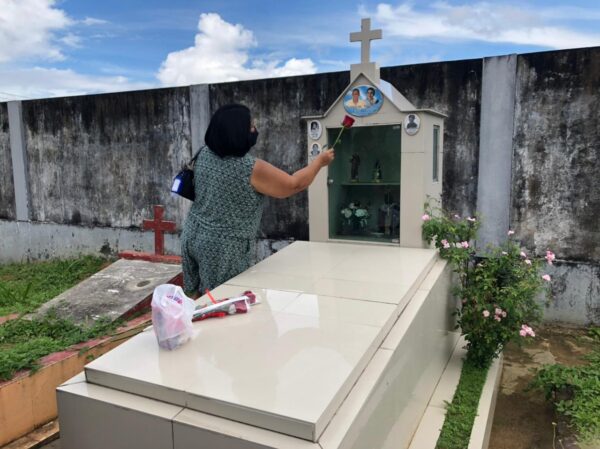 Em Manaus, emoção e saudade marcam visitas ao cemitério no Dia das Mães