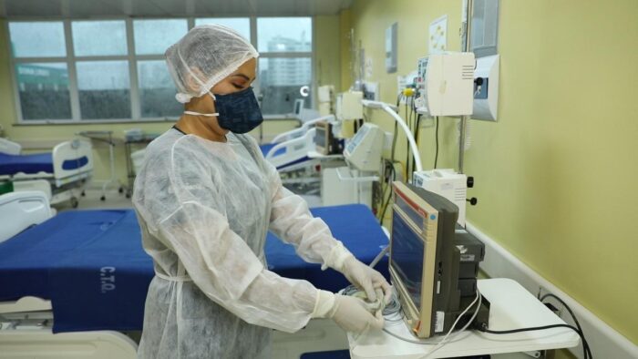 ‘Estou vestindo a minha capa de super-herói’, celebra enfermeira de hospital em Manaus