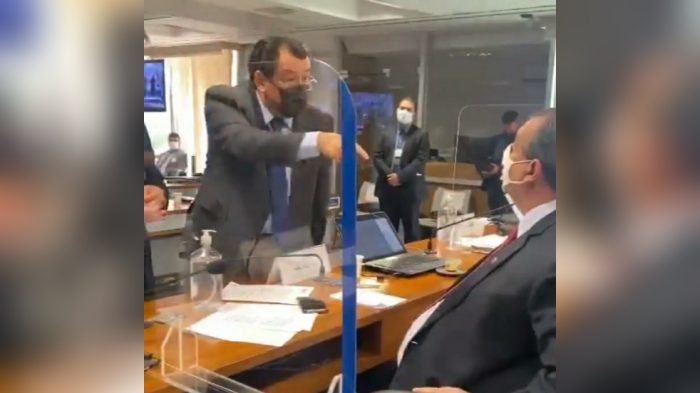 Omar Aziz e Eduardo Braga discutem nos bastidores da CPI da pandemia