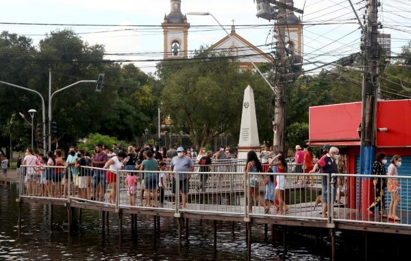 Cheia do rio Negro vira atração turística no Centro Histórico de Manaus