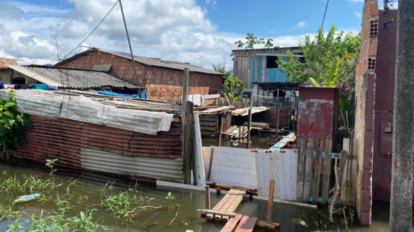 Na região metropolitana de Manaus, cheia do rio Negro afeta quase 17 mil famílias no Cacau Pirera