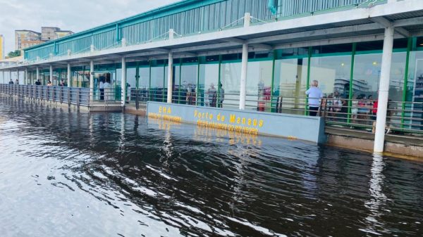 Em Manaus, nível do rio Negro atinge nova marca histórica de 30,02 metros