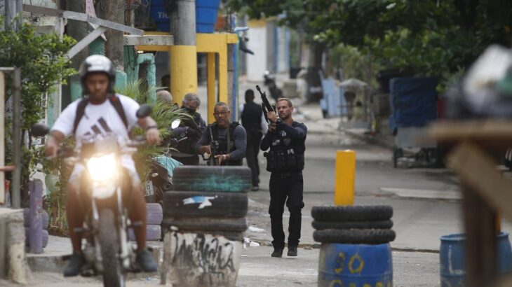 Nesta quinta-feira, a operação mais letal da história do estado resultou em 25 mortes, entre elas a de um policial civil (Fabiano Rocha/Agência O Globo )