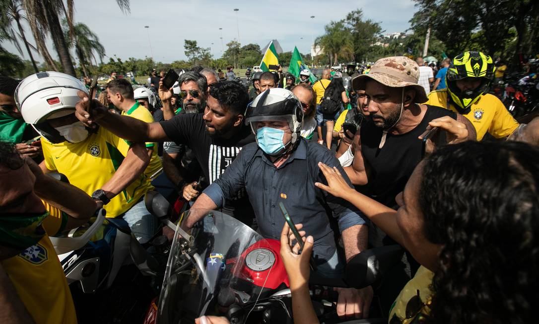 Após ato ao lado de Bolsonaro, Cúpula do Exército reforça pressão para mandar Pazuello à reserva
