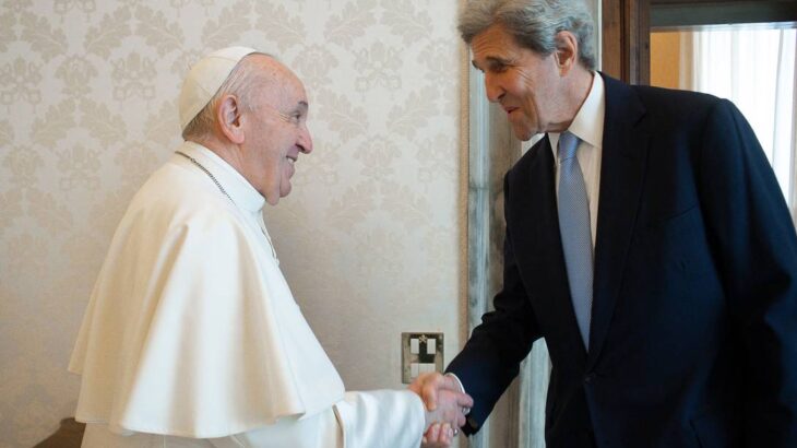 O enviado dos Estados Unidos se encontrou com o Papa no Vaticano um dia após reunião com o primeiro-ministro italiano, Mario Draghi (Handout/AFP) 