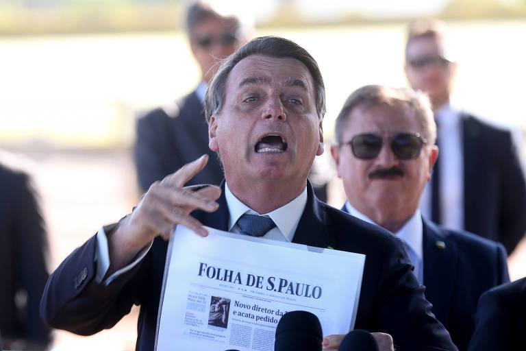 Bolsonaro tira máscara durante entrevista e manda repórter calar a boca -  Revista Cenarium