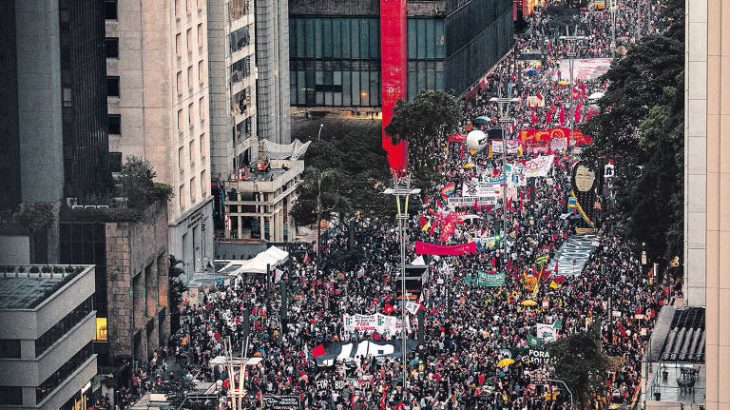 Manifestantes durante ato contra Jair Bolsonaro na avenida Paulista, em São Paulo (Bruno Santos/Folhapress)