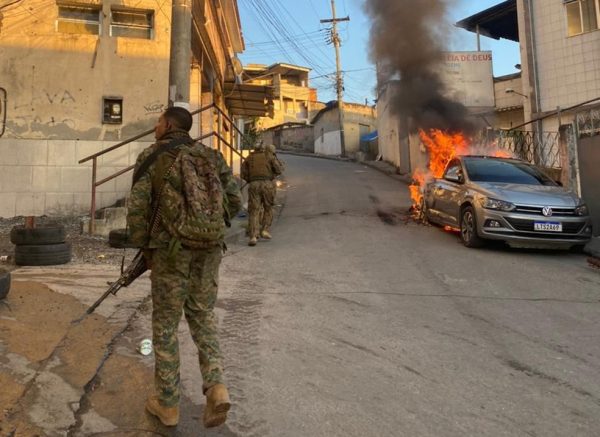 Policiais vasculham a Vila Cruzeiro atrás de chefes de facções de outros estados — (Reprodução/PM/RJ)