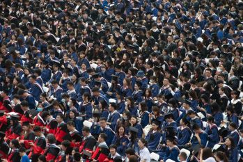 Entre os estudantes estavam mais de 2,2 mil que deveriam ter recebido o diploma no ano passado (Reprodução/ Reuters)