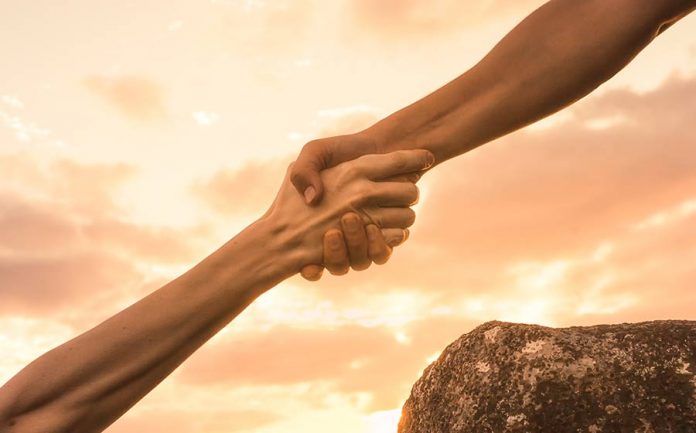 ‘Nutrir a positividade e olhar o próximo’, aconselha psicóloga para combater tristeza em tempos difíceis