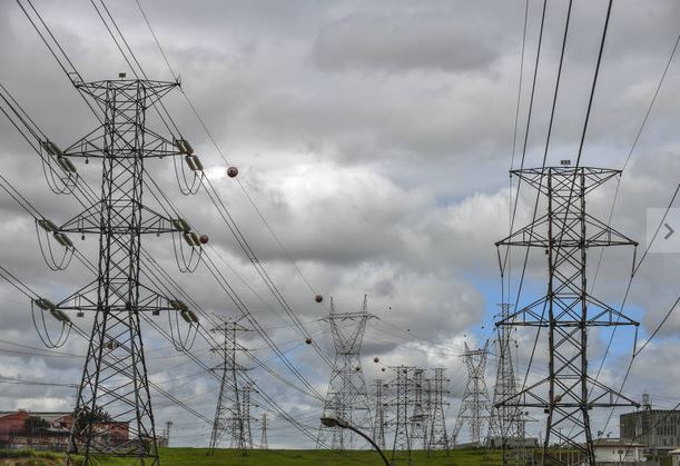 Com crise hídrica, Brasil pode ter mais um aumento na taxa de energia elétrica