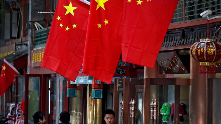 Bandeiras da China decoram a capital Pequim, durante a realização do congresso do Partido Comunista, em 2017 (Foto: Andy Wong/AP)