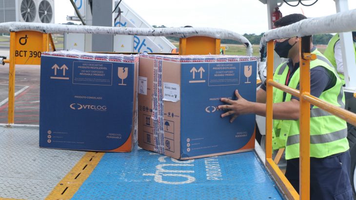 A nova remessa, enviada pelo Ministério da Saúde (MS), chegou a Manaus a bordo de uma aeronave da empresa Latam Linhas Aéreas, por volta das 14h45 (Arthur Castro/Secom)
