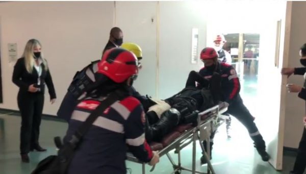 Bombas, tiros e flechadas: confronto entre PM e indígenas deixa feridos em Brasília