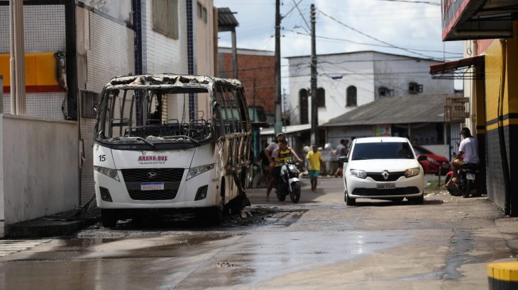 Micro-ônibus incendiado no bairro Alvorada, zona Centro-Oeste de Manaus (Lucas Silva/Para Revista Cenarium)