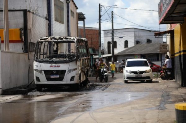 Micro-ônibus incendiado no bairro Alvorada, zona Centro-Oeste de Manaus (Lucas Silva/Para Revista Cenarium)