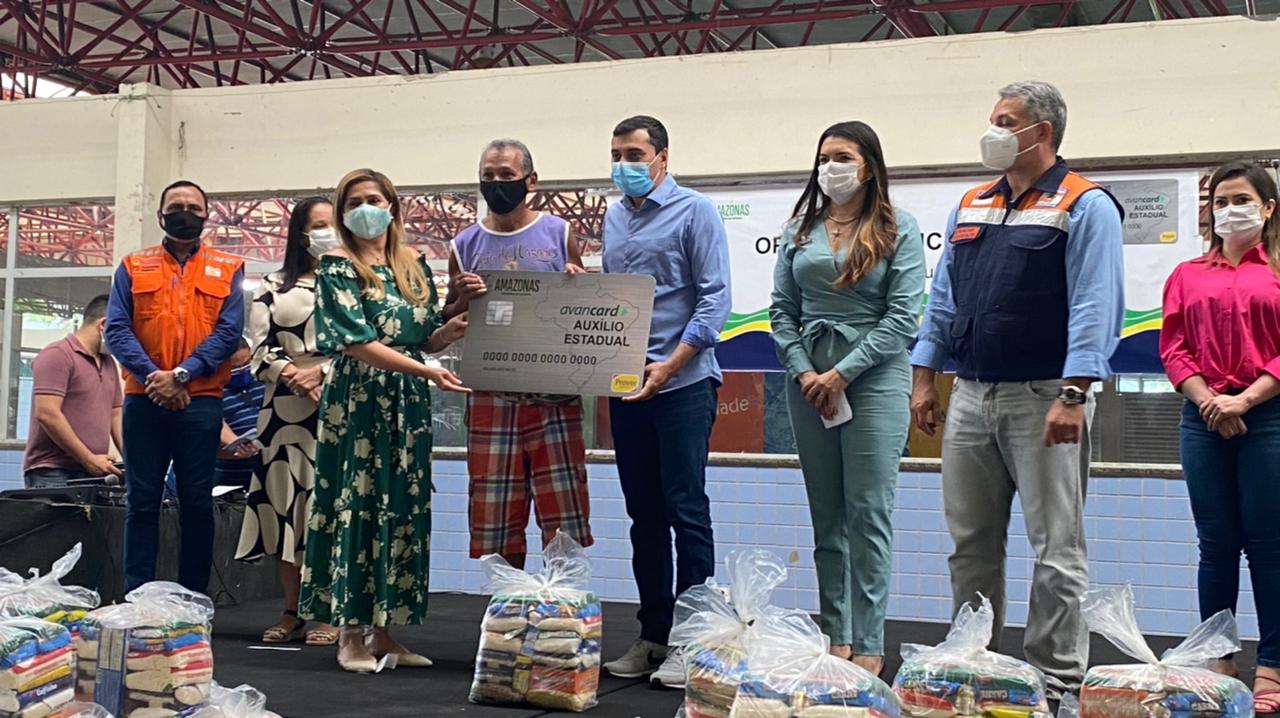 Em Manaus, seis mil famílias afetadas pela cheia do rio Negro recebem auxílio de R$ 300 do governo