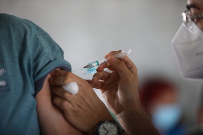 Governador do AM anuncia mutirão para vacinar população acima de 25 anos em Parintins