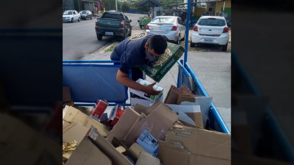 Em Manaus, drive thru ambiental chama população para descarte correto de lixo