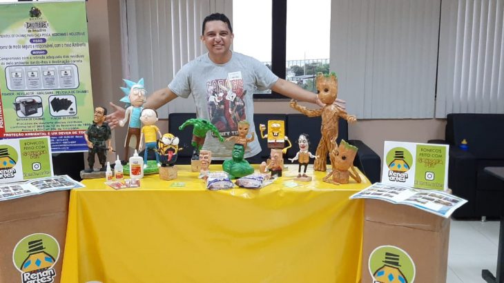 Renan Nunes, de 34 anos, que cria bonecos personalizados a partir de garrafas plásticas (Reprodução/Acervo Pessoal)