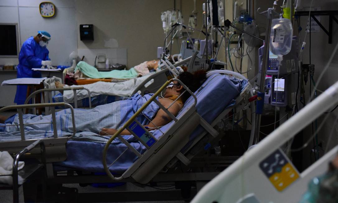 Pacientes de Covid-19 são assistidos em unidade de terapia intensiva no Hospital das Clínicas em San Lorenzo, Paraguai (Daniel Duarte/AFP)