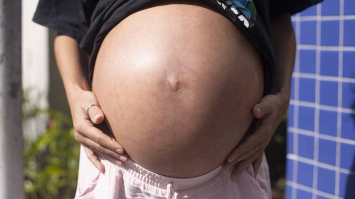 Os autores do boletim alertam que as grávidas podem evoluir para quadros graves da doença, principalmente aquelas que estão em torno de 32 e 33 semanas (Maria Isabel Oliveira/Agência O Globo)