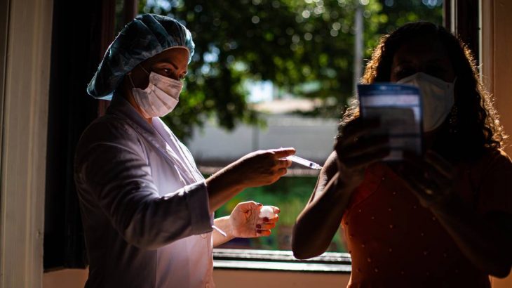 A disponibilidade de vacina ainda é um fator de incerteza (Hermes de Paula/Agência O Globo)