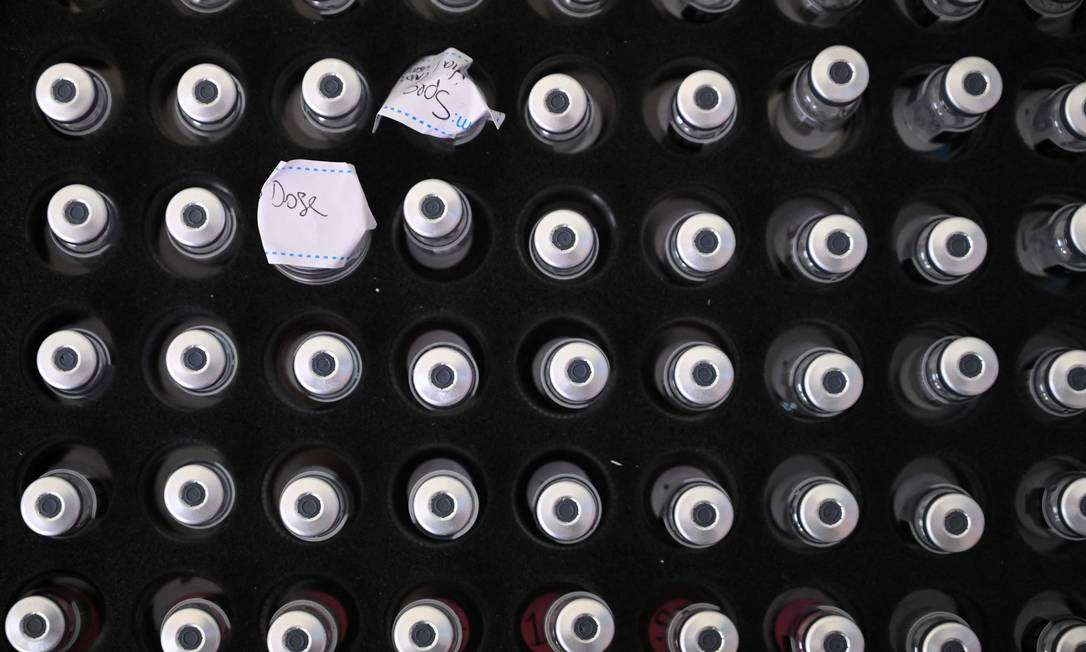 Combinação de duas doses diferentes de vacina contra a Covid-19 tem riscos e benefícios