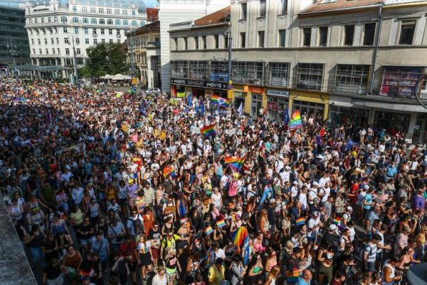 Parada em Budapeste reúne milhares contra lei antiLGBT de presidente húngaro