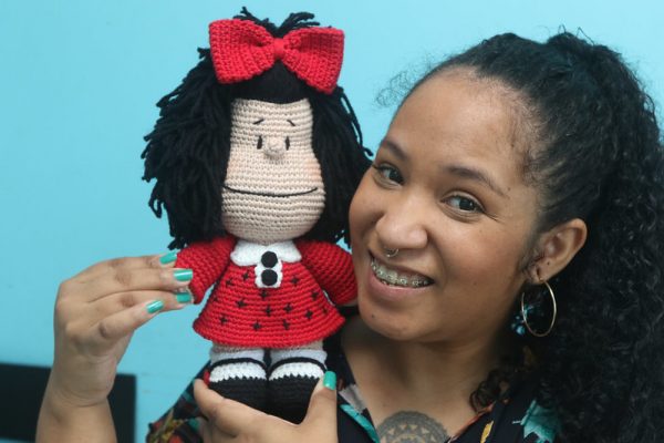 Artesã venezuelana sobrevive da arte dos ‘amigurumis’ para trazer filhos para Manaus