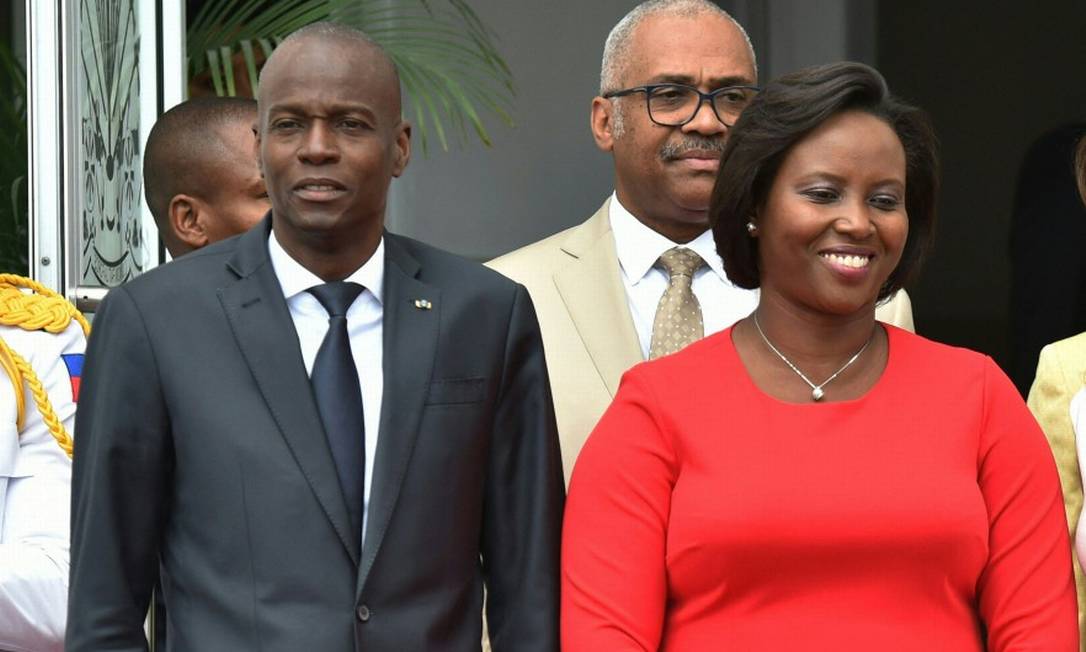 Martine Moïse, primeira-dama do Haiti, fotografada ao lado de seu marido, o presidente Jovenel Moïse, assassinado nesta quarta (Foto: HECTOR RETAMAL)