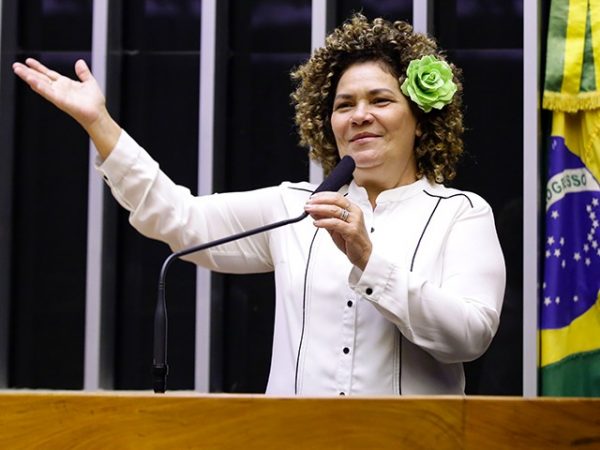 Deputada do Acre propõe PEC para regular a participação de militares nos governos