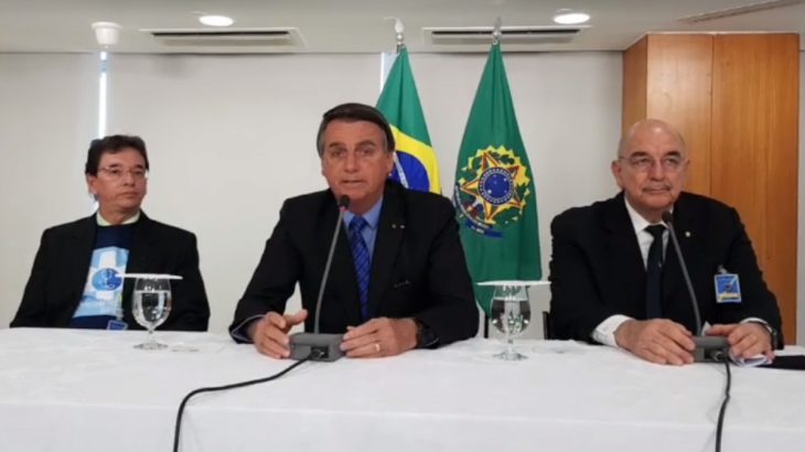 Da esquerda para direita, o oftalmologista Antônio Jordão com Jair Bolsonaro e Osmar Terra (Reprodução)
