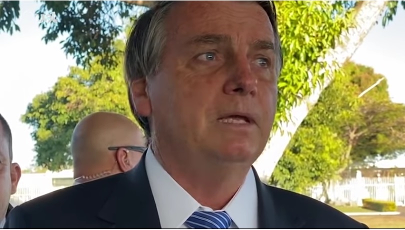 Bolsonaro chama Barroso de idiota e volta a ameaçar eleições de 2022