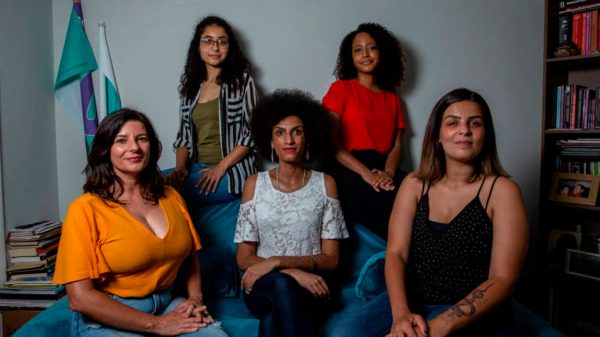 Silvia Ferraro (51, professora), Natalia Chaves (25, tradutora), Carolina Iara (27, cientista social, mulher trans e intersexual), Paula Nunes (27, advogada) e Dafne Sena (29, motorista de aplicativo), da bancada feminista do PSOL, que ganhou uma candidatura de vereador na câmara municipal de São Paulo nas eleições de 2020