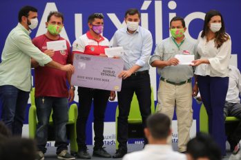 Governador do Amazonas, Wilson Lima entregando cartão auxílio estadual para profissionais (Diego Peres/Secom)