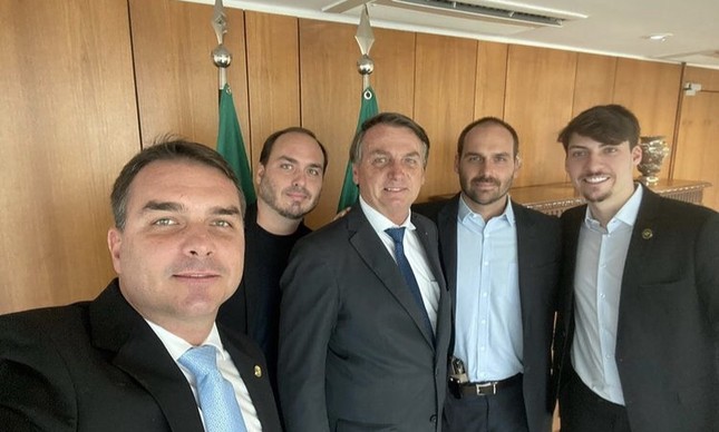 Jair Bolsonaro e os filhos Flávio, Carlos, Eduardo e Jair Renan (Reprodução/@flaviobolsonaro)