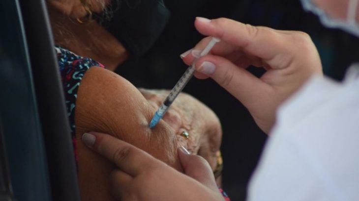 O governo do Estado diz que não houve aplicação de doses vencidas, uma vez que o Ministério da Saúde envia quantidades muito abaixo do necessário para seguir com o plano de imunização. (Reprodução/Prefeitura de Vilhena)