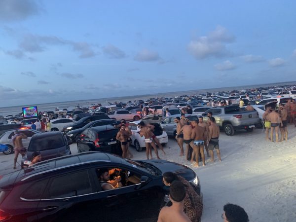 Praia do Atalaia recebe cerca de 25 mil carros por dia, durante os finais de semana do mês de julho. (Foto: Danilo Alves)