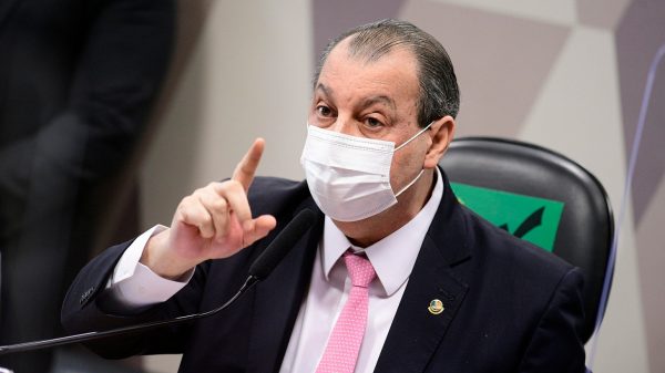 ‘Podem fazer 50 notas, só não me intimidem’, diz Omar Aziz sobre ‘pressão’ das Forças Armadas