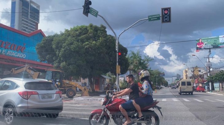 Condutor passeia pela avenida Duque de Caxias, no bairro da Pedreira, sem o capacete (Danilo Alves/Cenarium) 