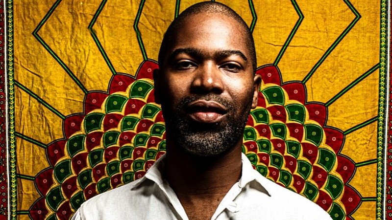 Tiganá Santana, primeiro brasileiro a compor em línguas africanas, ganha websérie