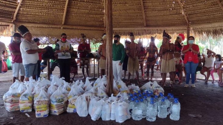Além de cestas básicas, a ação solidária da igreja católica distribuiu material de higiene e água mineral (Divulgação/Cáritas de Itacoatiara)